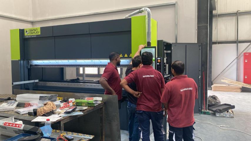 فريق التصنيع عند لوحة تحكم ماكينة الثني CNC